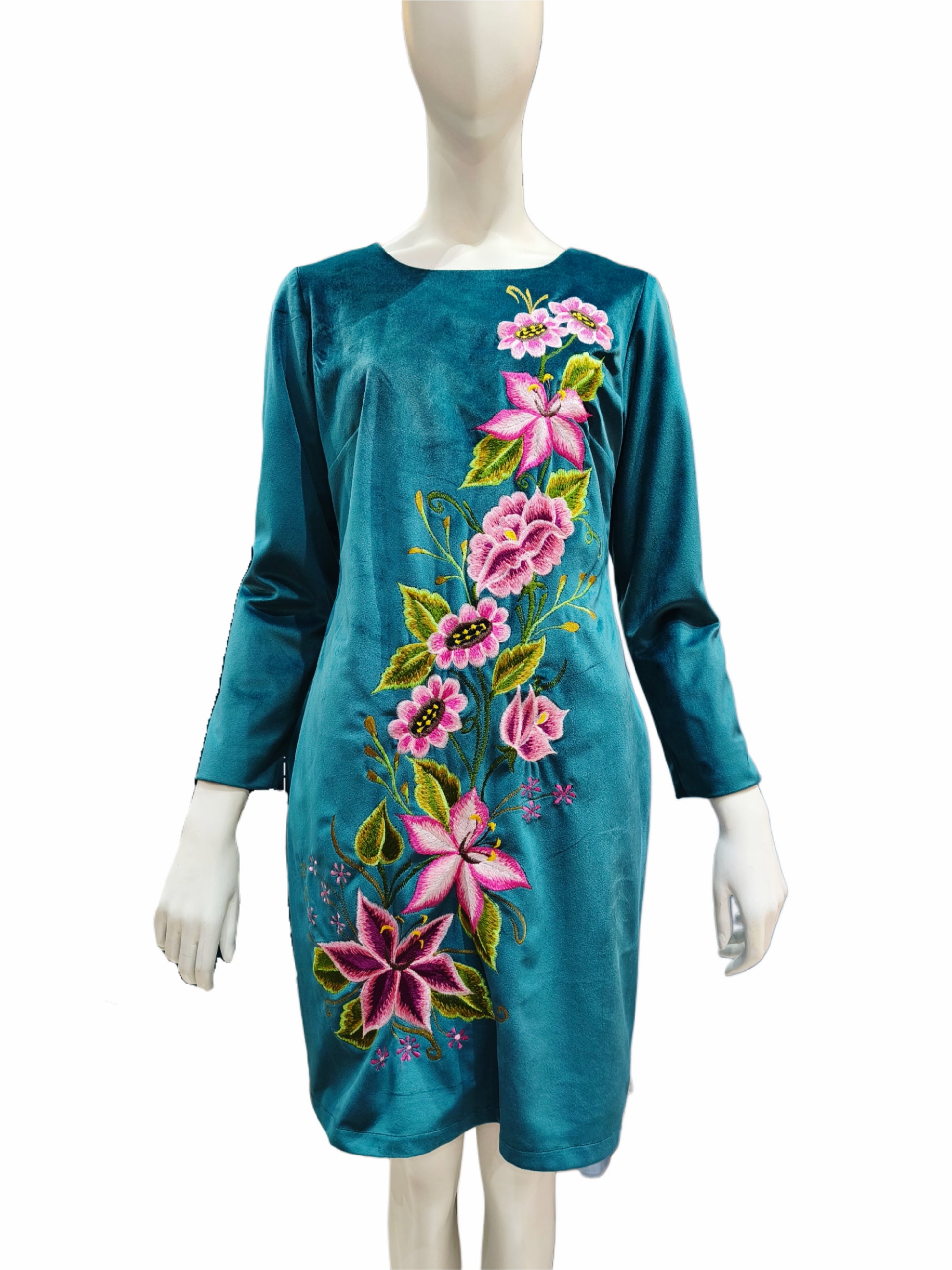 Vestido terciopelo bordado Zinacantán, vista frontal.