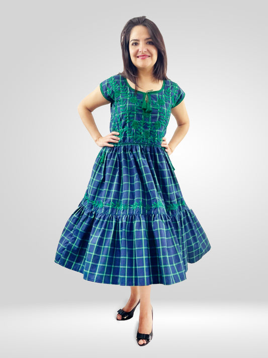 Vestido tradicional Aguacatenango. Cuadros Azul, vista frontal en modelo.