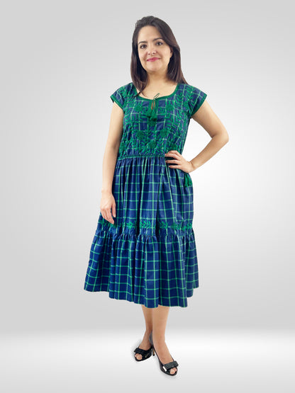 Vestido tradicional Aguacatenango. Cuadros Azul, vista frontal en modelo.