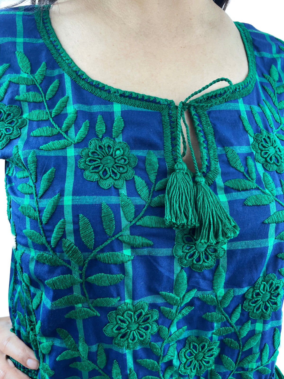 Vestido tradicional Aguacatenango. Cuadros Azul, detalle del bordado.