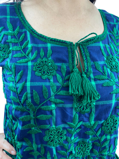 Vestido tradicional Aguacatenango. Cuadros Azul, detalle del bordado.