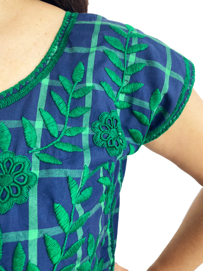 Vestido tradicional Aguacatenango. Cuadros Azul, detalle del bordado y la manga.