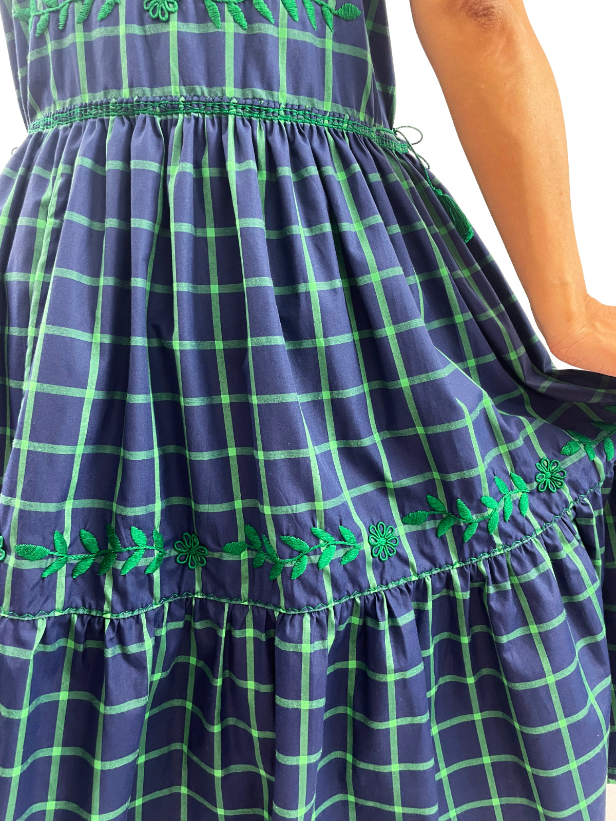 Vestido tradicional Aguacatenango. Cuadros Azul, detalle de la falda y el bordado-