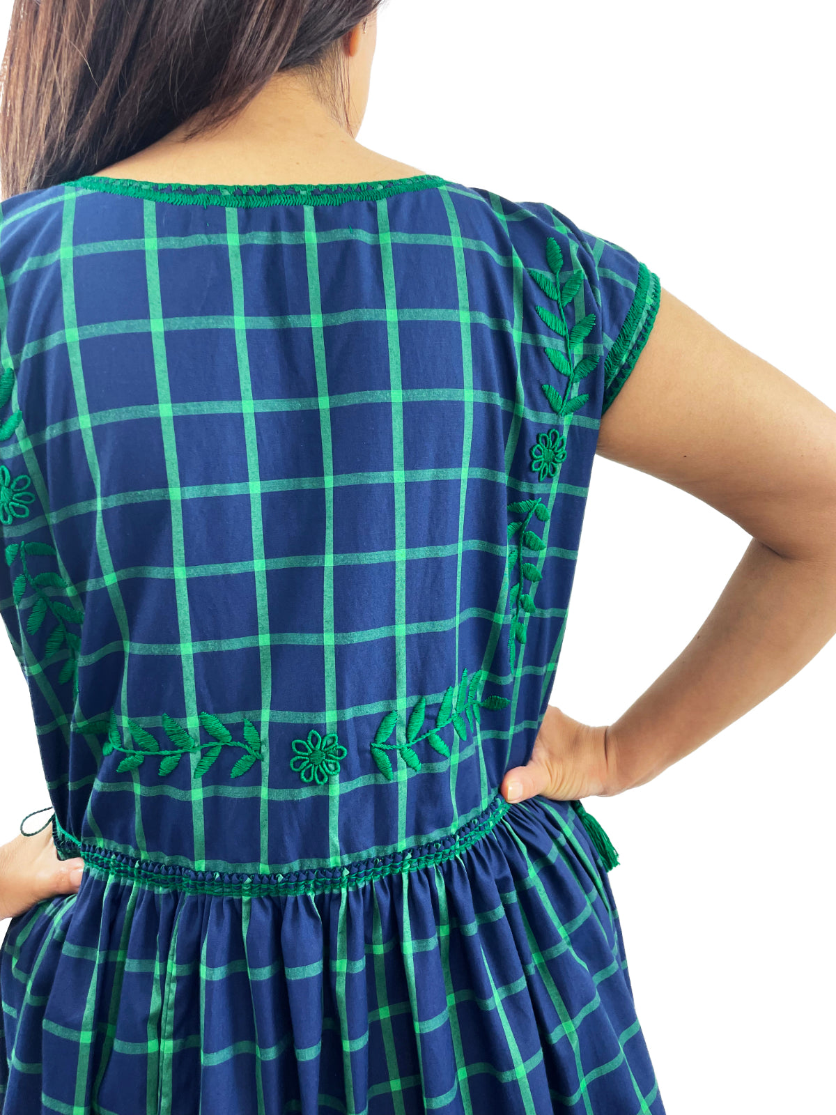 Vestido tradicional Aguacatenango. Cuadros Azul, detalle de la parte posterior.