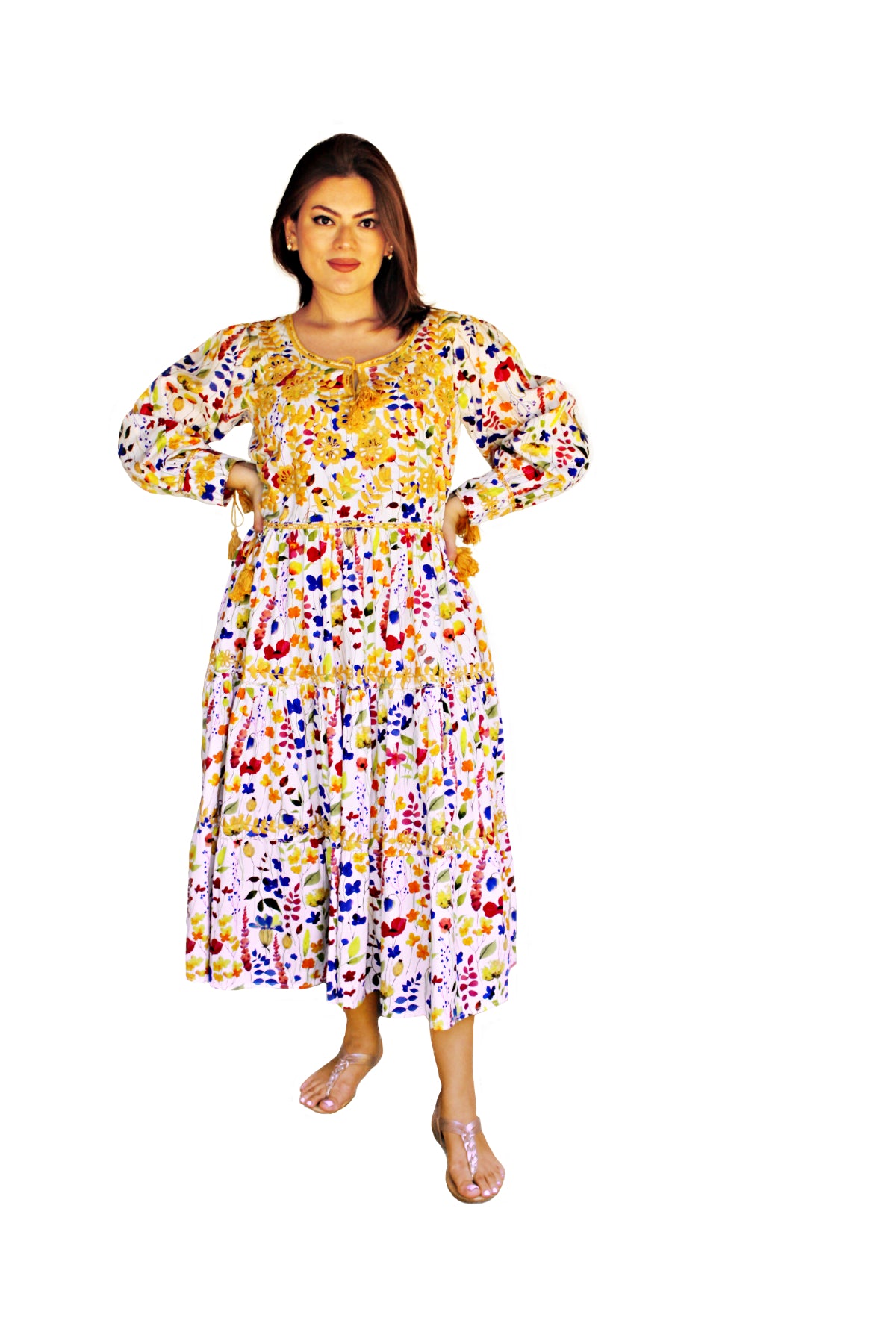 Vestido tradicional Aguacatenango Flores/ oro, vista frontal en modelo. 