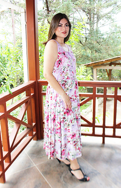 Vestido tradicional Aguacatenango sin manga estampado de flores, bordado lila, vista lateral en modelo.