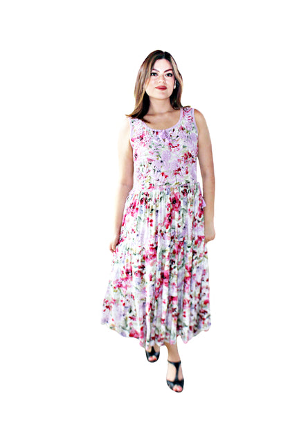 Vestido tradicional Aguacatenango sin manga estampado rosa, bordado lila, vista frontal en modelo.