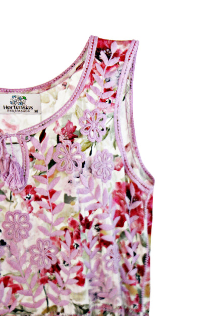 Vestido tradicional Aguacatenango sin manga estampado rosa, bordado lila, detalle del bordado y borlas en el pecho. 
