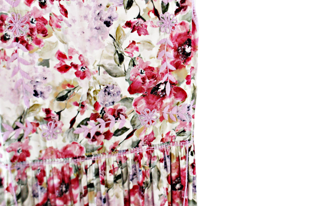 Vestido tradicional Aguacatenango sin manga estampado rosa, bordado lila, detalle del bordado y fruncido en la cintura. 
