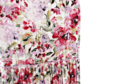 Vestido tradicional Aguacatenango sin manga estampado rosa, bordado lila, detalle del bordado y fruncido en la cintura. 