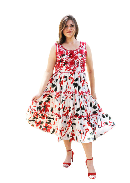 Vestido tradicional Aguacatenango sin mangas en tela blanca con estampado y bordado rojo, vista frontal en modelo. 