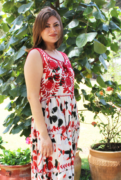 Vestido tradicional Aguacatenango sin mangas en tela blanca con estampado y bordado rojo, vista lateral.