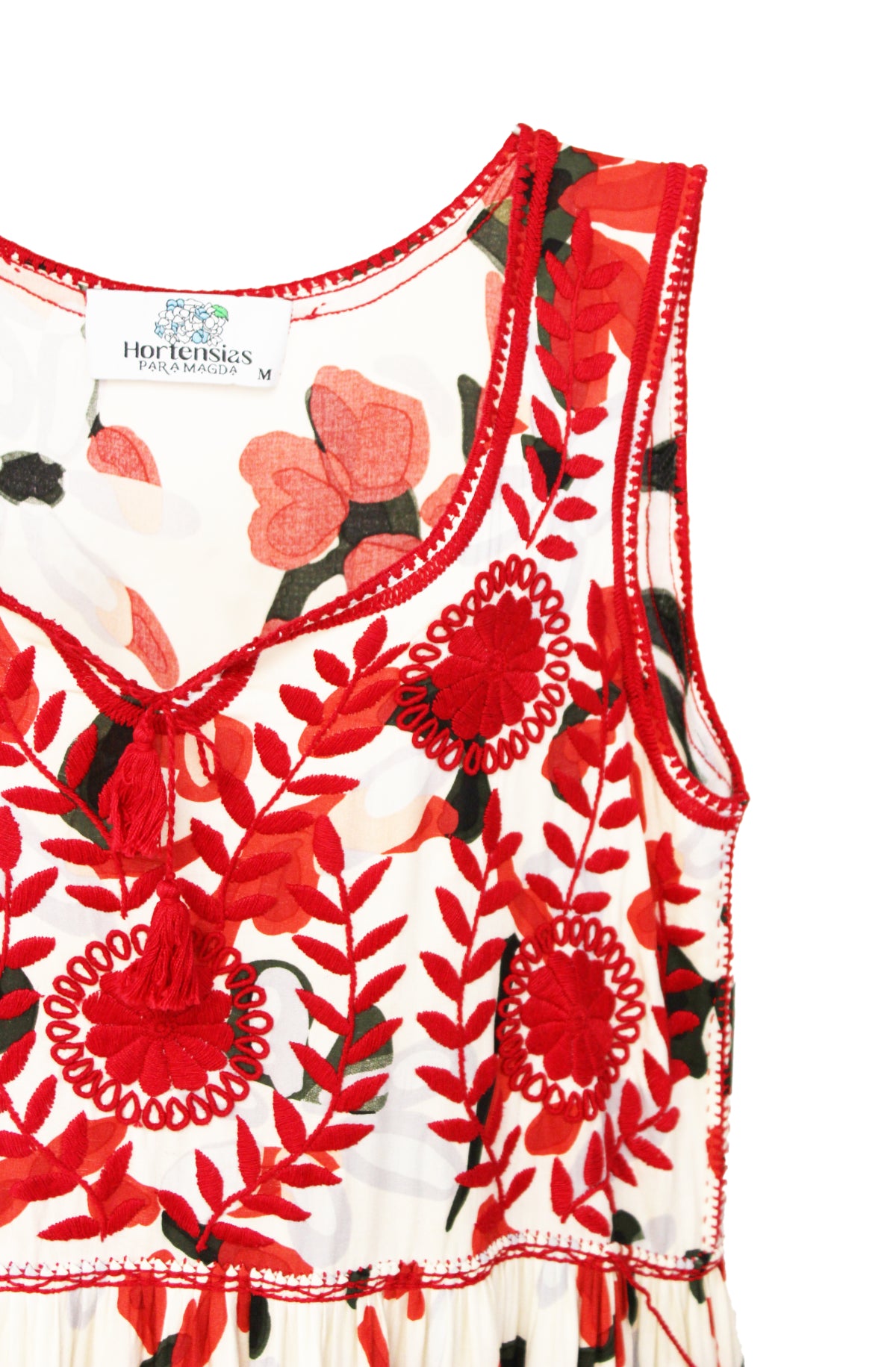 Vestido tradicional Aguacatenango sin mangas en tela blanca con estampado y bordado rojo, detalle de la manga y bordado en pecho