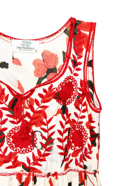 Vestido tradicional Aguacatenango sin mangas en tela blanca con estampado y bordado rojo, detalle de la manga y bordado en pecho