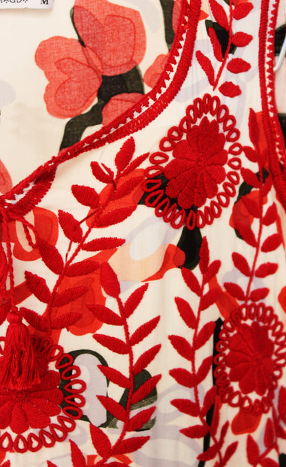 Vestido tradicional Aguacatenango sin mangas en tela blanca, con estampado y bordad rojo, detalle del estampado y bordado en el pecho.