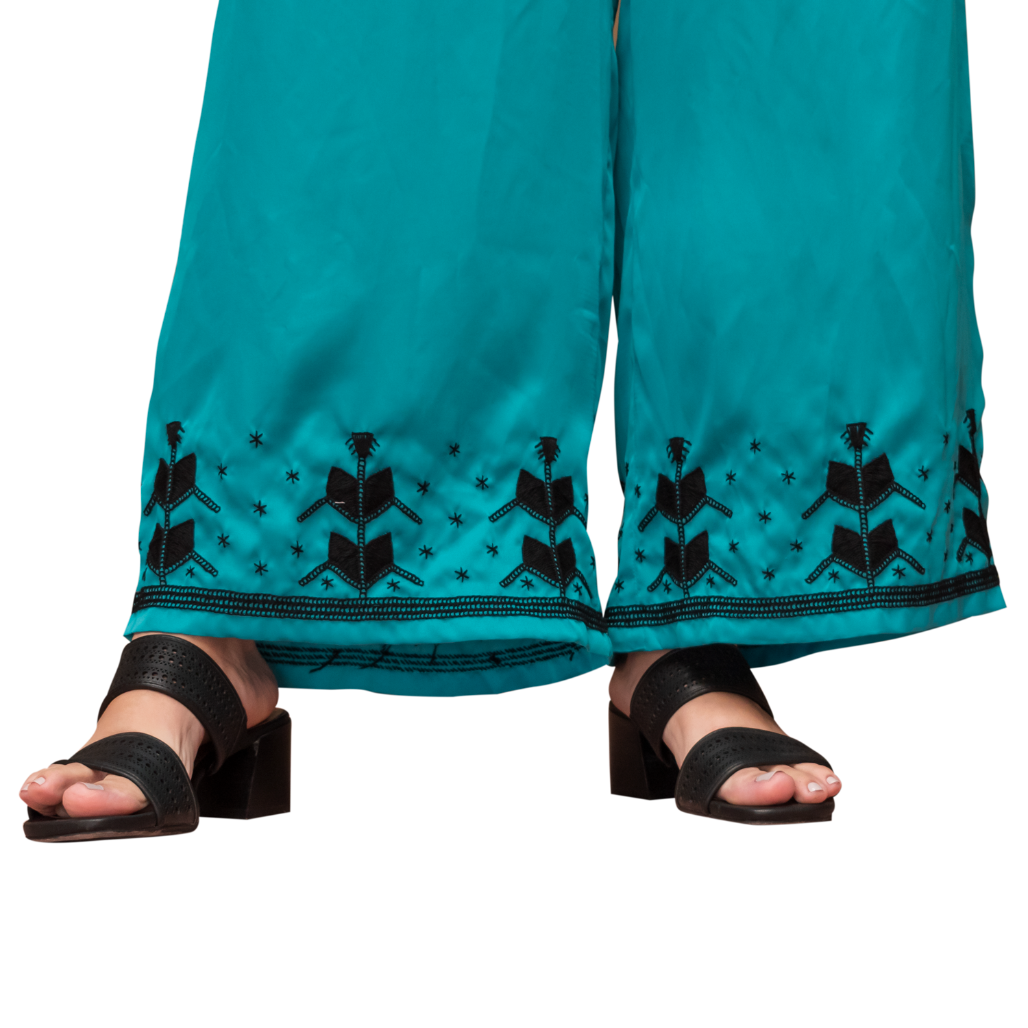 Pantalón satín bordado milpa color turquesa, detalle del bordado.