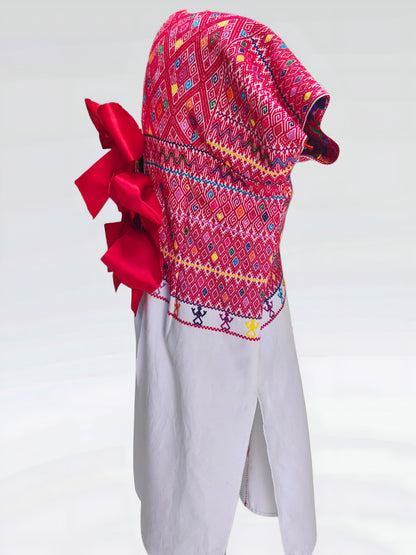 Blusa larga con moños. Brocado Larraínzar color rojo, vista lateral.
